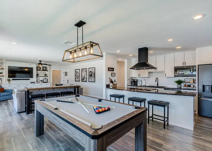 Minutes To Old Town 4bdr/3ba Sports Bar Game Room! Holiday home *