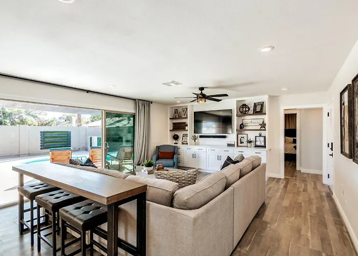 Minutes To Old Town 4bdr/3ba Sports Bar Game Room! Holiday home Scottsdale