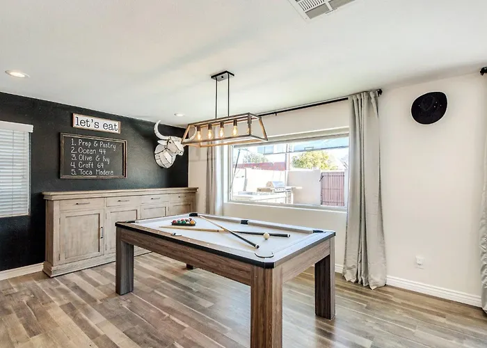 Holiday home Minutes To Old Town 4bdr/3ba Sports Bar Game Room! *