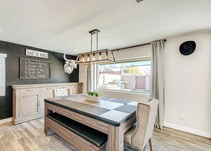 Minutes To Old Town 4bdr/3ba Sports Bar Game Room! Holiday home *