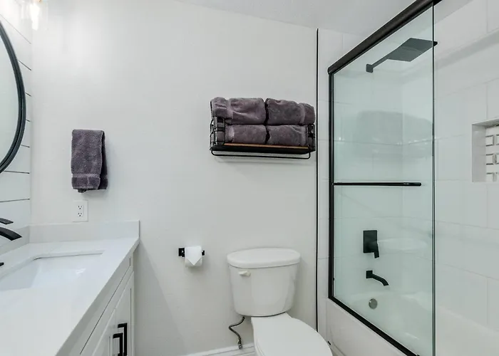 Holiday home Minutes To Old Town 4bdr/3ba Sports Bar Game Room!