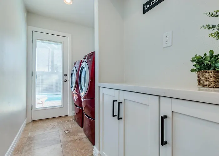 Minutes To Old Town 4bdr/3ba Sports Bar Game Room! Holiday home *