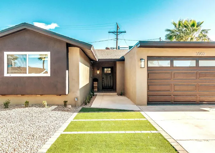 Holiday home Minutes To Old Town 4bdr/3ba Sports Bar Game Room! *