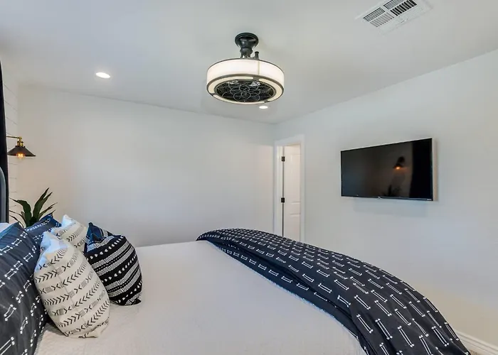 Minutes To Old Town 4bdr/3ba Sports Bar Game Room! Holiday home *