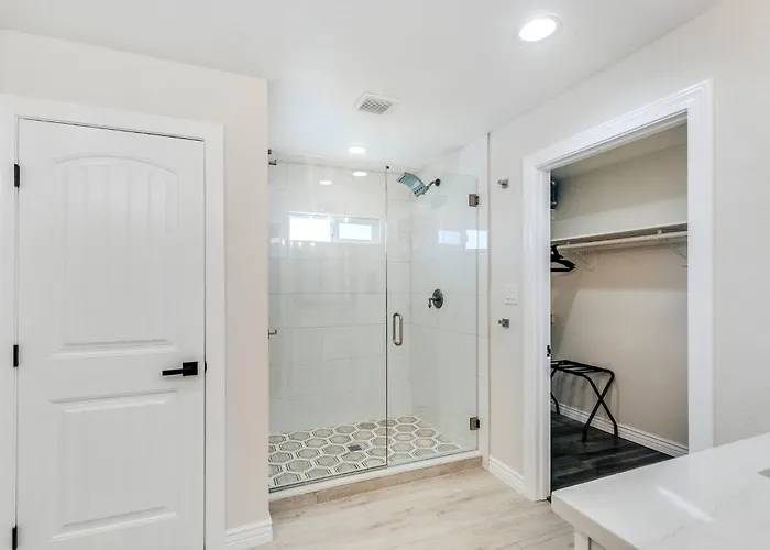 Minutes To Old Town 4bdr/3ba Sports Bar Game Room!